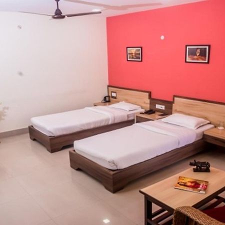 Hotel Aatreyee Дибругар Екстериор снимка